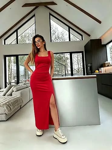 Duga ženska haljina bez rukava sa prorezom sa strane. Model sa