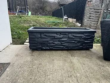 Dekorativna pravougaona žardinjera sa efektom kamene obloge. -