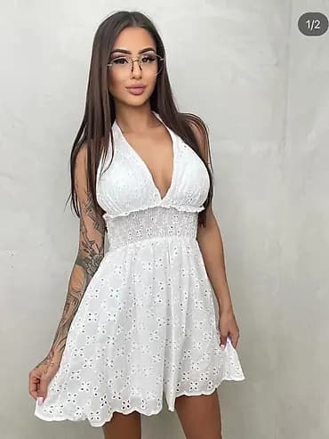 Bela letnja mini haljina od pamučne čipke (broderie anglaise) sa