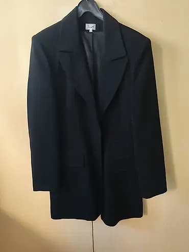 Crni ženski sako BenM, veličina 46. - Klasičan kroj sa širim reverima