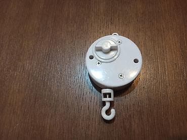 Plastična muzička kutija - vrtilica na navijanje. Ima divnu melodiju na lalafo.rs Plastična muzička kutija - vrtilica na navijanje. Ima divnu melodiju