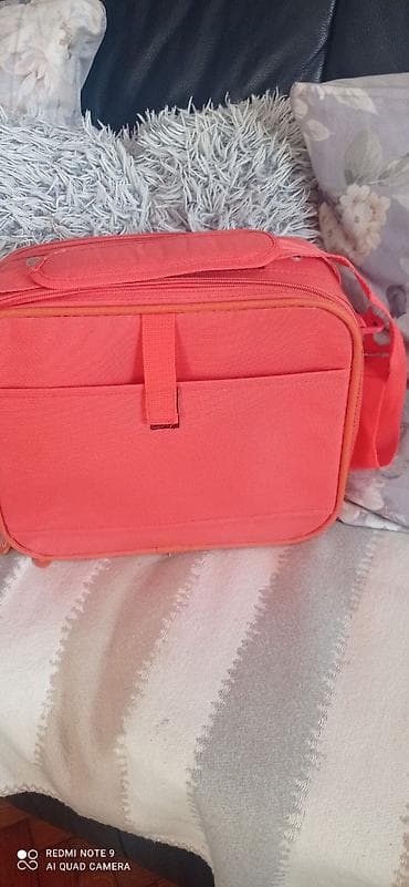 Other: Beneton rucna torba ili mini kofercic dimenzije 35x27 visina 18cm at lalafo.rs — 6 Other: Beneton rucna torba ili mini kofercic dimenzije 35x27 visina 18cm — 6