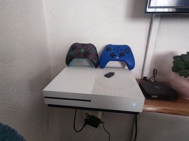 Xbox One S konzola (bela), sa dva bežična Xbox kontrolera. - Model na lalafo.rs Xbox One S konzola (bela), sa dva bežična Xbox kontrolera. - Model