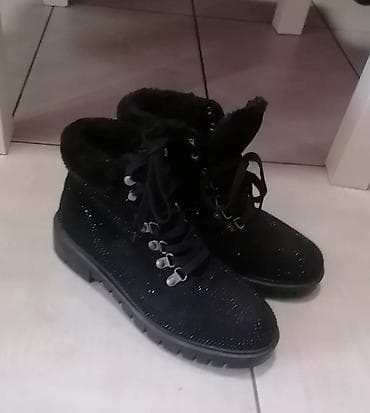 Crne ženske zimske čizme sa plišanom postavom i sjajnim detaljima - na lalafo.rs — 7 Crne ženske zimske čizme sa plišanom postavom i sjajnim detaljima - — 7