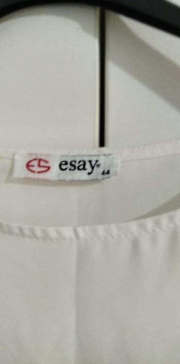kom sa etiketom: Ženske bele bluze – brend Esay - Model 1: lagana bluza bez rukava sa at lalafo.rs — 1 kom sa etiketom: Ženske bele bluze – brend Esay - Model 1: lagana bluza bez rukava sa — 1