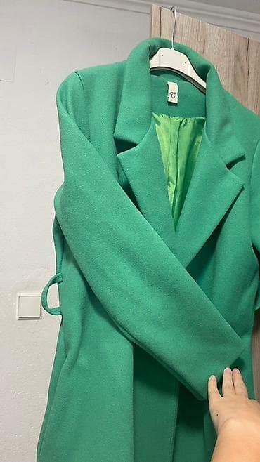 kom sa etiketom: Ženski kaput u intenzivno zelenoj boji, klasičnog kroja do kolena. - at lalafo.rs — 4 kom sa etiketom: Ženski kaput u intenzivno zelenoj boji, klasičnog kroja do kolena. - — 4