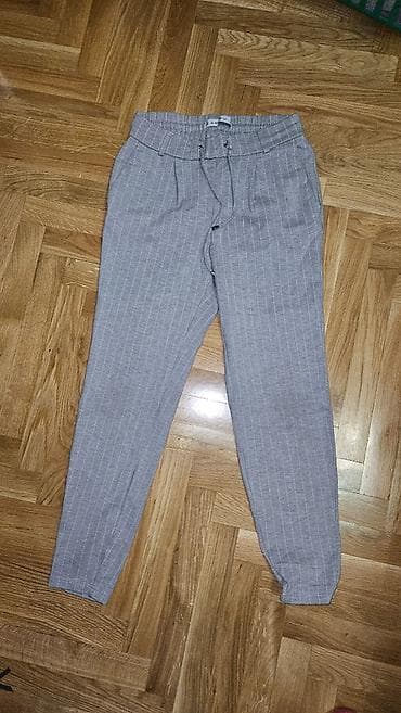 Pantalone u modelu trenerke, pune elastina. Broj 32 ali može i za 34 i na lalafo.rs Pantalone u modelu trenerke, pune elastina. Broj 32 ali može i za 34 i