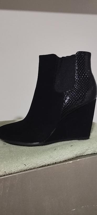 Ženske ankle čizme na punu petu – crne kombinacija velur i lak - na lalafo.rs — 3 Ženske ankle čizme na punu petu – crne kombinacija velur i lak - — 3