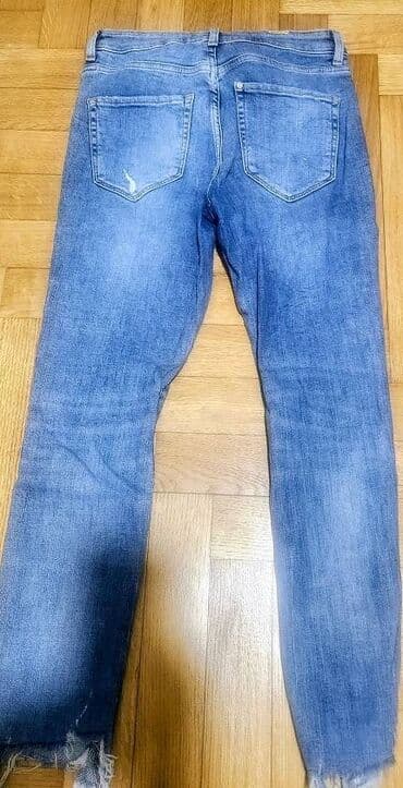 Možda tri puta obučene farmerice, svetlo plave, iscepane na kolenima i na lalafo.rs — 4 Možda tri puta obučene farmerice, svetlo plave, iscepane na kolenima i — 4