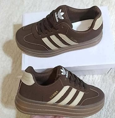 Adidas Samba patike – niska silueta sa podignutim đonom - Model na lalafo.rs Adidas Samba patike – niska silueta sa podignutim đonom - Model