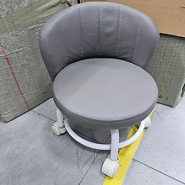 Kompaktna okretna fotelja na točkićima – moderan lounge dizajn - Tip na lalafo.rs — 7 Kompaktna okretna fotelja na točkićima – moderan lounge dizajn - Tip — 7