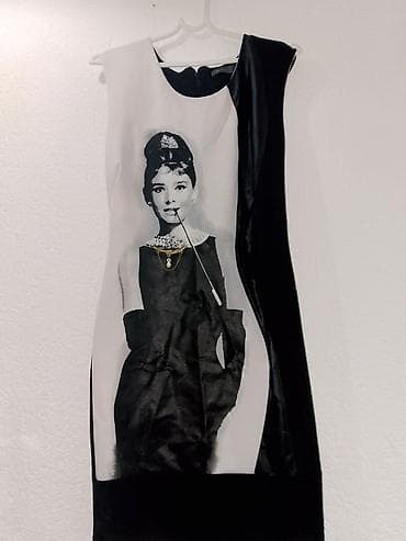 Elegantna crno-bela haljina bez rukava sa printom kultnog motiva na lalafo.rs Elegantna crno-bela haljina bez rukava sa printom kultnog motiva