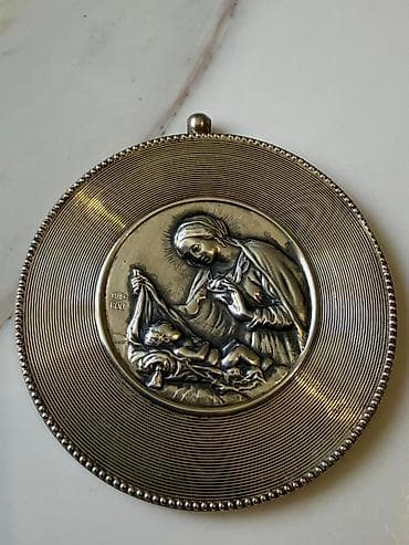 Italijanski vintage medaljon Bogorodica sa Isusom – srebro 800 Prelep na lalafo.rs Italijanski vintage medaljon Bogorodica sa Isusom – srebro 800 Prelep