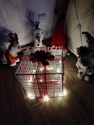 Dekorativna novogodišnja svetleća kutija – ukras u obliku poklona - na lalafo.rs — 3 Dekorativna novogodišnja svetleća kutija – ukras u obliku poklona - — 3