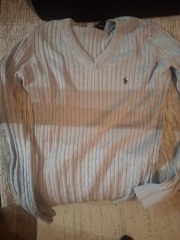 Pleteni džemper sa V-izrezom, svetlosive boje. Klasičan kabl (rope) na lalafo.rs Pleteni džemper sa V-izrezom, svetlosive boje. Klasičan kabl (rope)