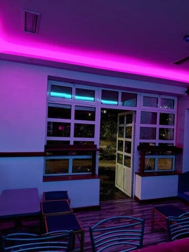 Izdaje se kompletno opremljen ugostiteljski lokal sa šankom i na lalafo.rs Izdaje se kompletno opremljen ugostiteljski lokal sa šankom i