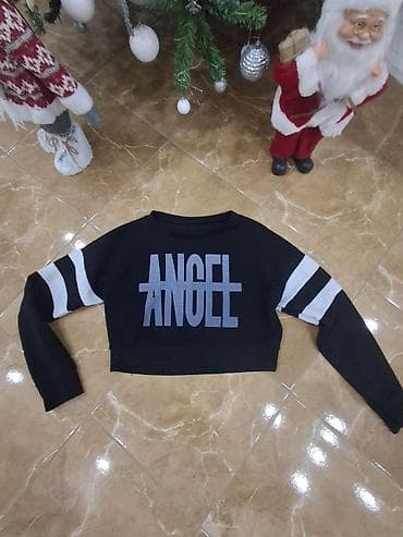 Crni kratki duks sa dugim rukavima i natpisom “ANGEL” na prednjoj na lalafo.rs Crni kratki duks sa dugim rukavima i natpisom “ANGEL” na prednjoj