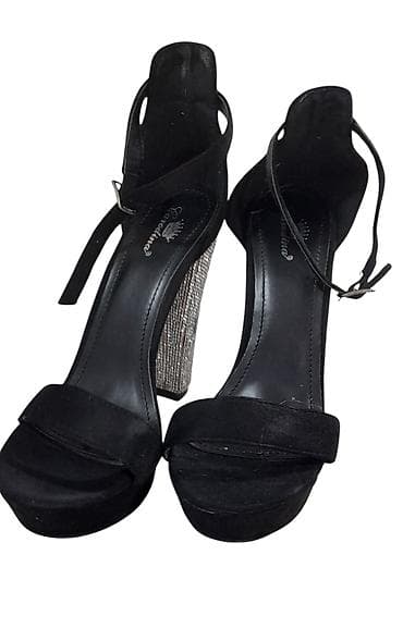 Elegantne crne sandale sa platformom i sjajnim štras potpeticama ( na lalafo.rs Elegantne crne sandale sa platformom i sjajnim štras potpeticama (