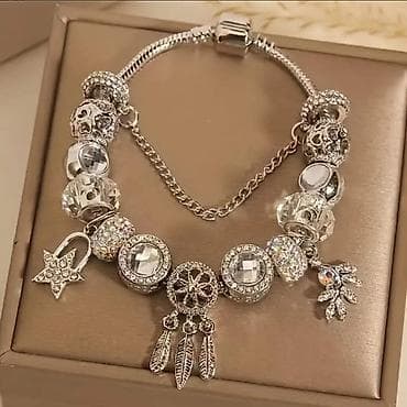 Srebrna narukvica sa privescima, inspirisana klasičnim dizajnom at lalafo.rs — 7 Srebrna narukvica sa privescima, inspirisana klasičnim dizajnom — 7