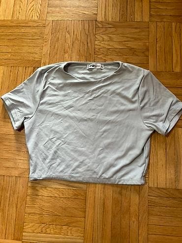 Siva ženska kratka majica (crop top) brenda “Bershka”. - Kratki na lalafo.rs — 1 Siva ženska kratka majica (crop top) brenda “Bershka”. - Kratki — 1