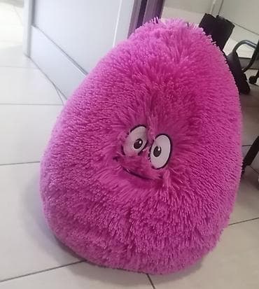 Veliki plišani jastučić/pufig – ljubičasto‑roze boje, u obliku na lalafo.rs — 1 Veliki plišani jastučić/pufig – ljubičasto‑roze boje, u obliku — 1