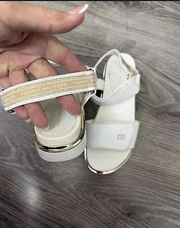 Ugg boots: Prelepe Tommy Hilfiger sandale za devojčice, lepo očuvane at lalafo.rs — 3 Ugg boots: Prelepe Tommy Hilfiger sandale za devojčice, lepo očuvane — 3