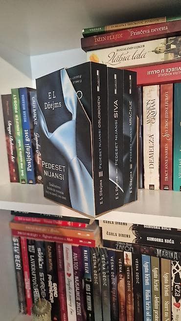 50 nijansi sive komplet u kutiji.necitane U ponudi imam jos knjiga za na lalafo.rs 50 nijansi sive komplet u kutiji.necitane U ponudi imam jos knjiga za