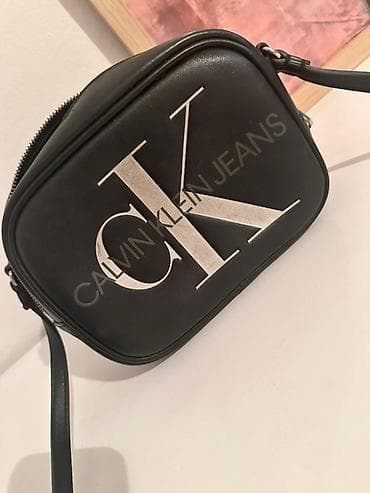 Crna torbica za rame, brenda Calvin Klein Jeans, sa istaknutim na lalafo.rs — 1 Crna torbica za rame, brenda Calvin Klein Jeans, sa istaknutim — 1