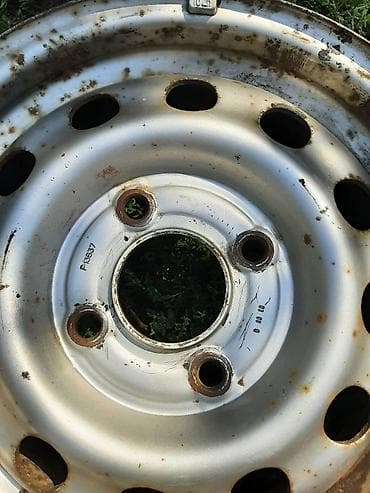 Transport: 4 komada čelične felne R14, sa 2 dosta dobre polovne zimske gume. Na at lalafo.rs — 4 Transport: 4 komada čelične felne R14, sa 2 dosta dobre polovne zimske gume. Na — 4
