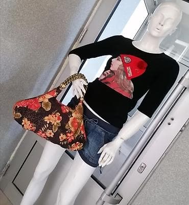 Ženska torba sa cvetnim dezenom, idealna za nošenje u ruci. Ručke su na lalafo.rs — 4 Ženska torba sa cvetnim dezenom, idealna za nošenje u ruci. Ručke su — 4