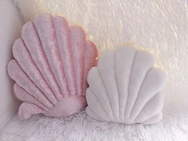 Dekorativni jastuci u obliku školjke - Set od dva plišana jastuka na lalafo.rs — 1 Dekorativni jastuci u obliku školjke - Set od dva plišana jastuka — 1