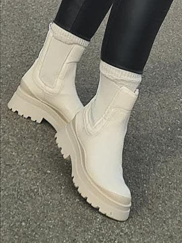 Stradivarius zenske cizme, veličina 38 na lalafo.rs — 1 Stradivarius zenske cizme, veličina 38 — 1