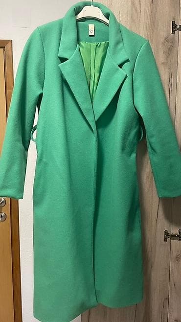kom sa etiketom: Ženski kaput u intenzivno zelenoj boji, klasičnog kroja do kolena. - at lalafo.rs — 2 kom sa etiketom: Ženski kaput u intenzivno zelenoj boji, klasičnog kroja do kolena. - — 2
