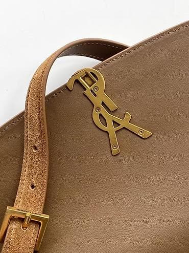 Torbica od brušene kože u boji karamele, sa prepoznatljivim metalnim na lalafo.rs — 7 Torbica od brušene kože u boji karamele, sa prepoznatljivim metalnim — 7