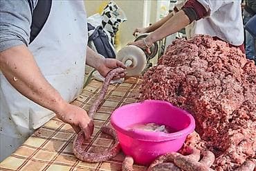 Prodajemo domaca svinjska creva za punjenje kobasice po ceni od 30 din na lalafo.rs Prodajemo domaca svinjska creva za punjenje kobasice po ceni od 30 din