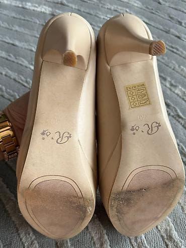 Stikle ko nove. Nosene jednom. 40 velicina. Napred visina stikle 2,5cm na lalafo.rs — 2 Stikle ko nove. Nosene jednom. 40 velicina. Napred visina stikle 2,5cm — 2