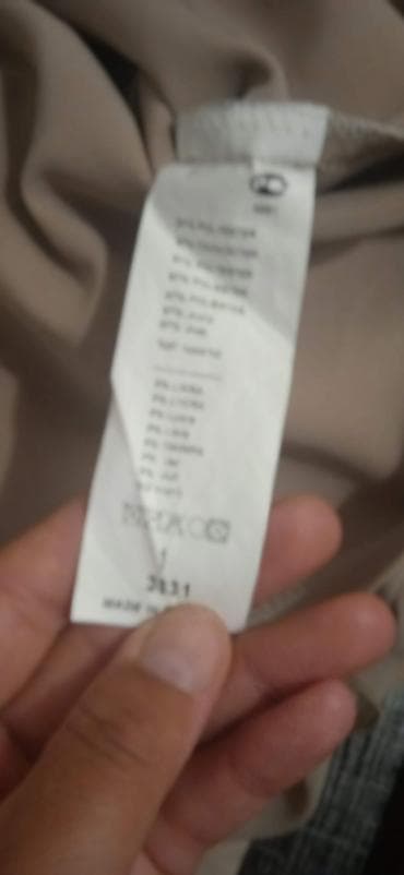 Elegantna bež haljina sa efektom pelerine - Model: uska, midi dužina na lalafo.rs Elegantna bež haljina sa efektom pelerine - Model: uska, midi dužina