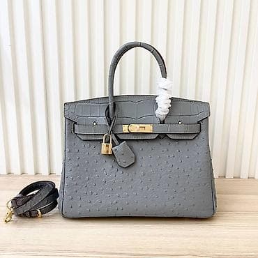 Siva ženska torba sa ručkama i odvojivim dugim kaišem. Model sa na lalafo.rs — 1 Siva ženska torba sa ručkama i odvojivim dugim kaišem. Model sa — 1