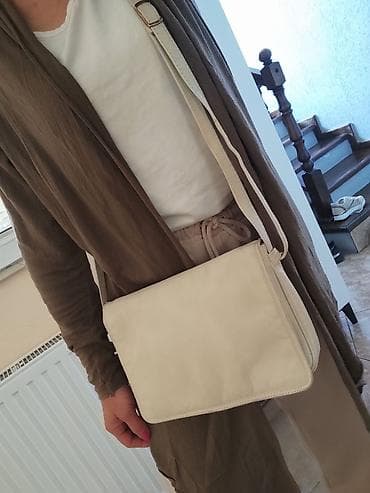 Torba za rame, Bershka, Materijal: Veštačka koža na lalafo.rs Torba za rame, Bershka, Materijal: Veštačka koža