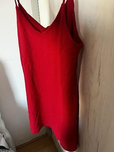 Crvena slip haljina na bretele - Model: minimalistička slip haljina na lalafo.rs Crvena slip haljina na bretele - Model: minimalistička slip haljina