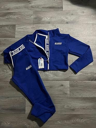 kom sa etiketom: Ženski komplet trenerke – GUESS - Dvodelni set: gornji deo sa at lalafo.rs — 4 kom sa etiketom: Ženski komplet trenerke – GUESS - Dvodelni set: gornji deo sa — 4