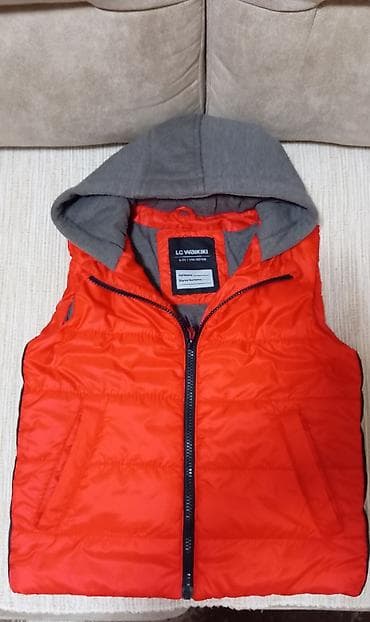 Dečiji prsluk LC Waikiki u jarko crvenoj boji, idealan za prelazni na lalafo.rs — 1 Dečiji prsluk LC Waikiki u jarko crvenoj boji, idealan za prelazni — 1