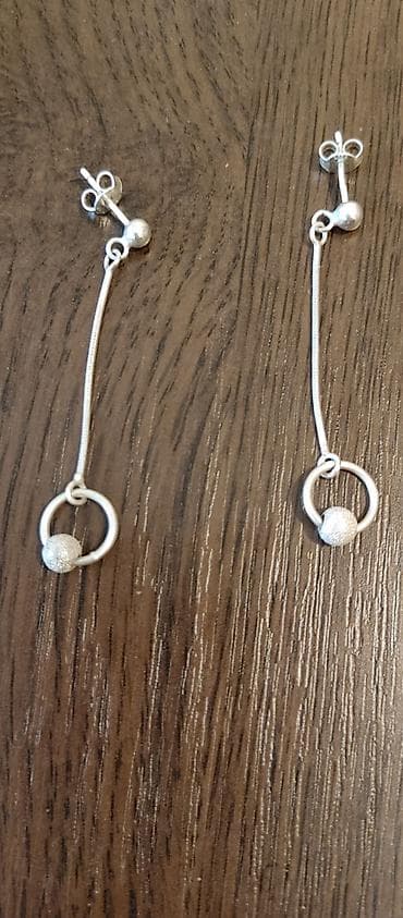 Duge viseće minđuše od srebra, elegantnog minimalističkog dizajna. - na lalafo.rs Duge viseće minđuše od srebra, elegantnog minimalističkog dizajna. -