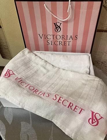 Set belih peškira za ruke i plazu brenda Victoria's Secret. Peškiri su na lalafo.rs — 1 Set belih peškira za ruke i plazu brenda Victoria's Secret. Peškiri su — 1