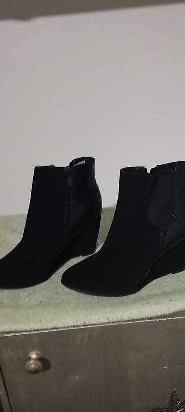 Ženske ankle čizme na punu petu – crne kombinacija velur i lak - na lalafo.rs — 4 Ženske ankle čizme na punu petu – crne kombinacija velur i lak - — 4