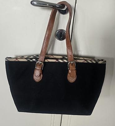 Crna prostrana torba da braon ruckama i burberry šarom na obodu torbe na lalafo.rs Crna prostrana torba da braon ruckama i burberry šarom na obodu torbe