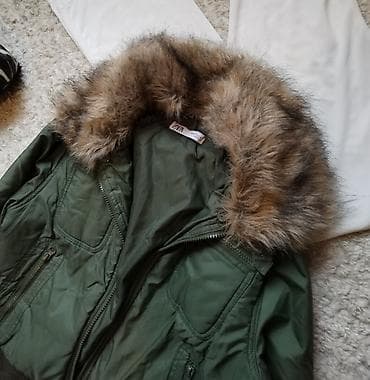 ZARA zelena jakna sa krznom u velicini M. Perfektno stanje ☆ na lalafo.rs ZARA zelena jakna sa krznom u velicini M. Perfektno stanje ☆