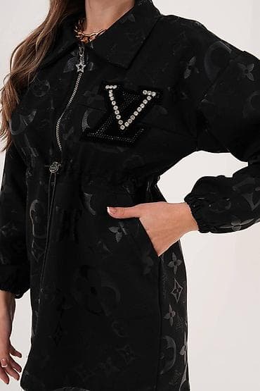 Crna ΕΎenska jakna/kratki kaput sa monogramskim dezenom u tonβnaβton na lalafo.rs Crna ΕΎenska jakna/kratki kaput sa monogramskim dezenom u tonβnaβton