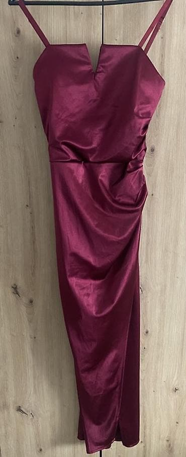 Elegantna haljina u boji burgundca - Model: duga, uska silueta sa na lalafo.rs Elegantna haljina u boji burgundca - Model: duga, uska silueta sa