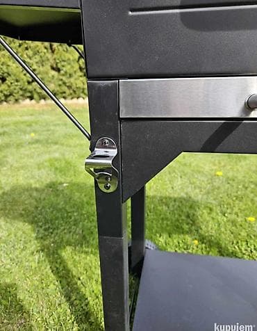 Crni roštilj na ugalj sa poklopcem i dve bočne police. Poseduje na lalafo.rs — 4 Crni roštilj na ugalj sa poklopcem i dve bočne police. Poseduje — 4